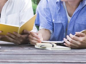 勉強をする男性2人組