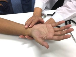 脈をとる医師