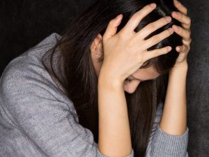 学費で悩む女性