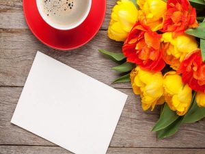 色とりどりの花とコーヒーと紙