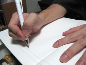 勉強をする男性