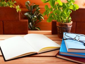 複数のノートとメガネ