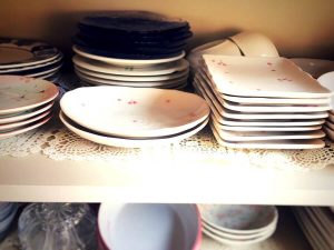 棚に整理された皿